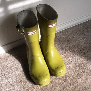 Hunter short chartreuse rain boots